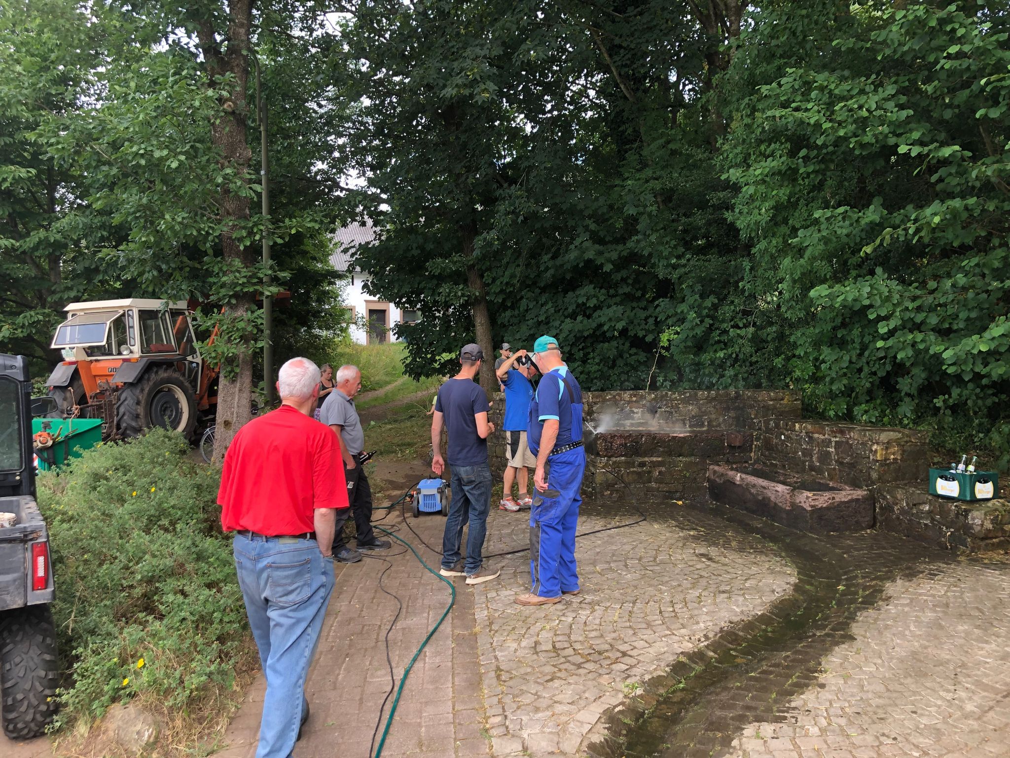 Dorfcheck beim Brunnenreinigen