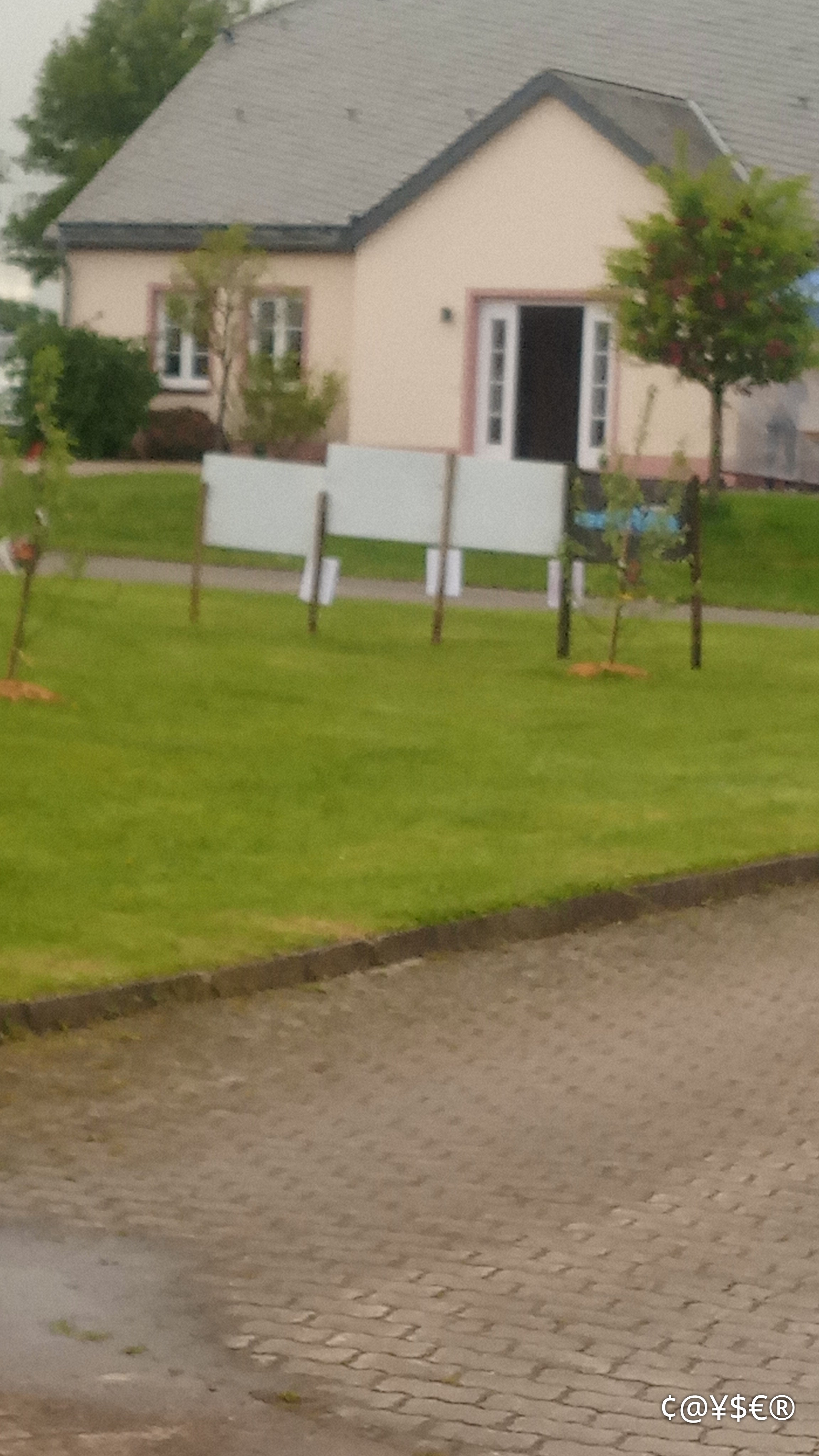 Der Veranstaltungsort Dorfgemeinschaftshaus Oberlascheid und NEIN-Danke-Stand